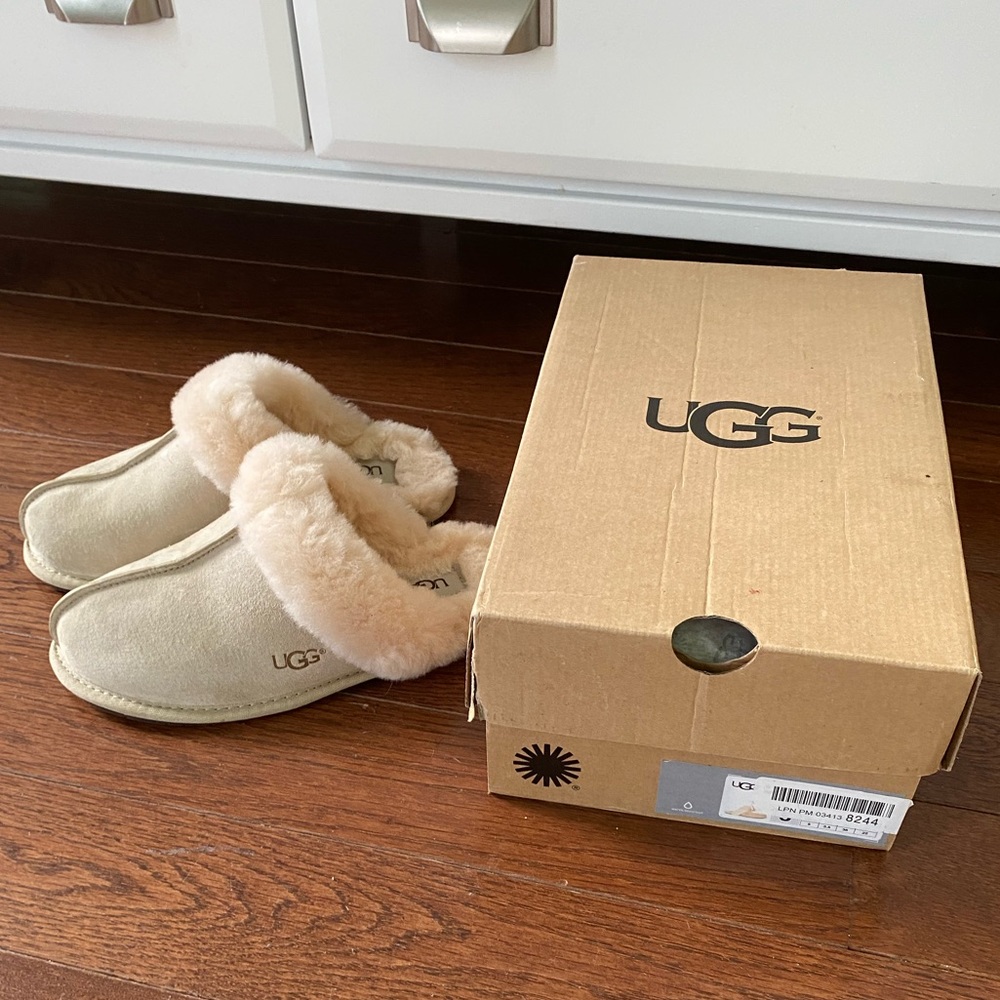 UGG SLIPPERS **NEW**!!! IN THE BOX! SIZE  5 WOMEN!!